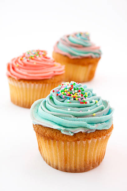 cupcakes - cupcake sprinkles baking baked - fotografias e filmes do acervo