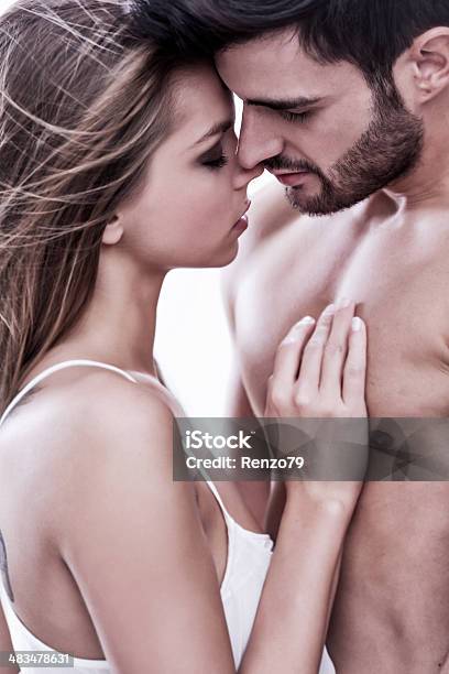 Casal Apaixonado - Fotografias de stock e mais imagens de Casal - Casal, Sensualidade, Paixão