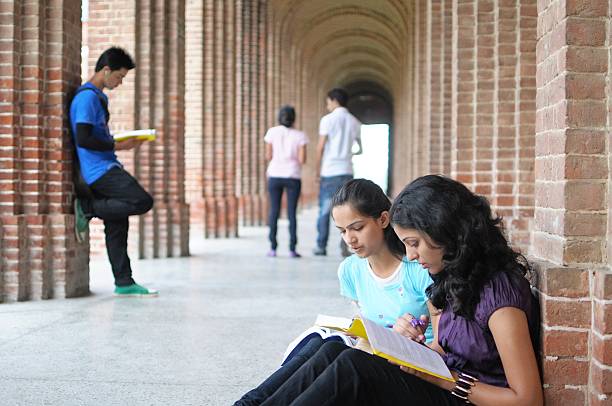 indische studenten vorbereitung der prüfung. - university education walking teenage girls stock-fotos und bilder