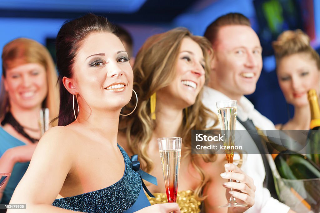 La gente en club o bar bebiendo champán - Foto de stock de Adulto libre de derechos