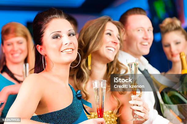 La Gente En Club O Bar Bebiendo Champán Foto de stock y más banco de imágenes de Adulto - Adulto, Alegre, Bar