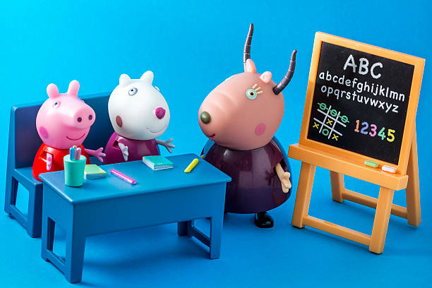 cerdo peppa animados de televisión de caracteres: peppap, suzy, madame gacela - peppa pig figurine toy fotografías e imágenes de stock