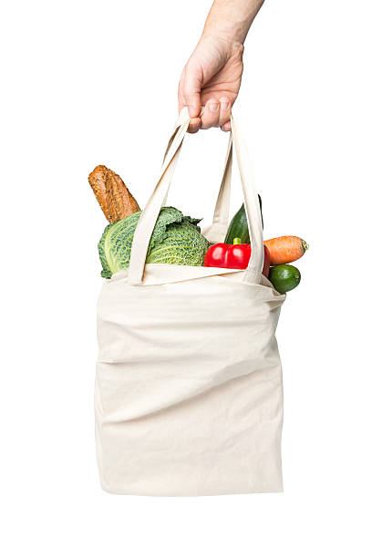 con l'acquisto di generi alimentari - paper bag groceries food vegetable foto e immagini stock