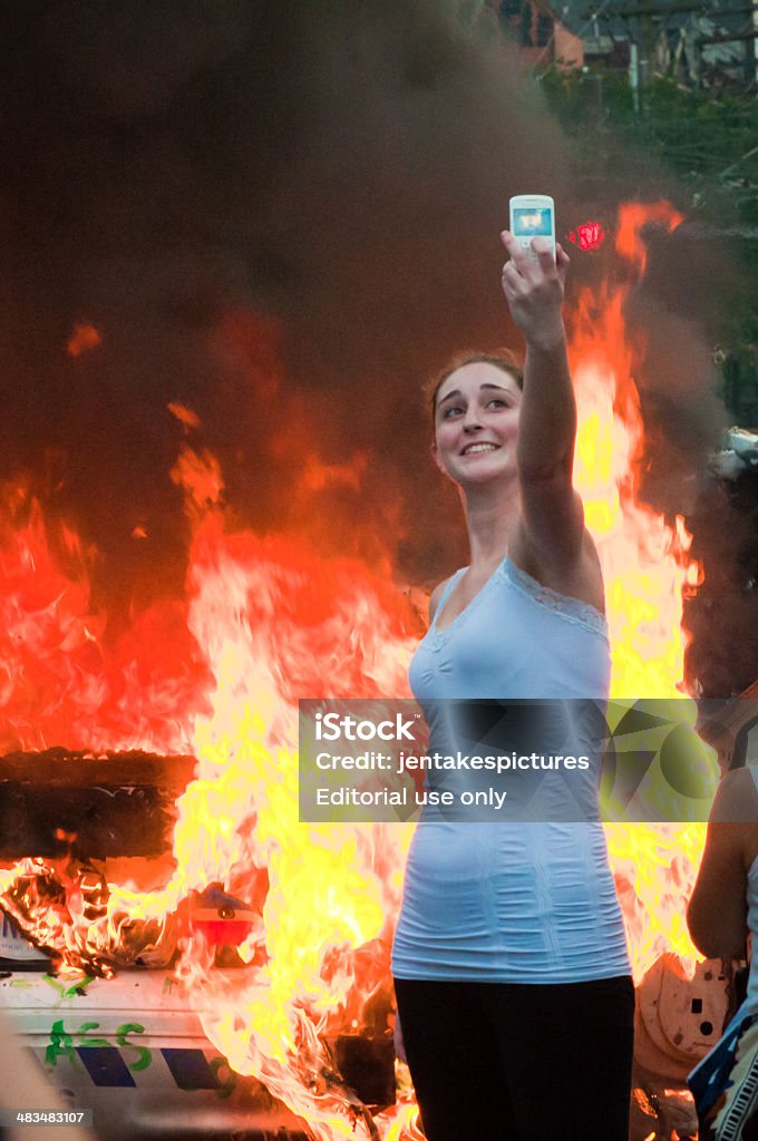 Mädchen vor dem Kamin - Lizenzfrei Brennen Stock-Foto