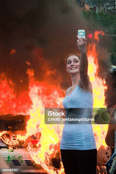 Mädchen Vor Dem Kamin Stockfoto und mehr Bilder von Brennen - Brennen, Demonstrant, Polizeiauto