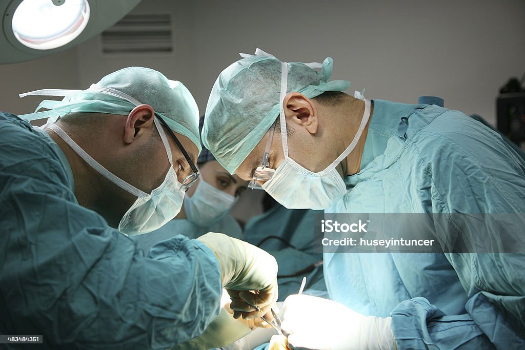 Lekarze w operacji - Zbiór zdjęć royalty-free (Chirurg)