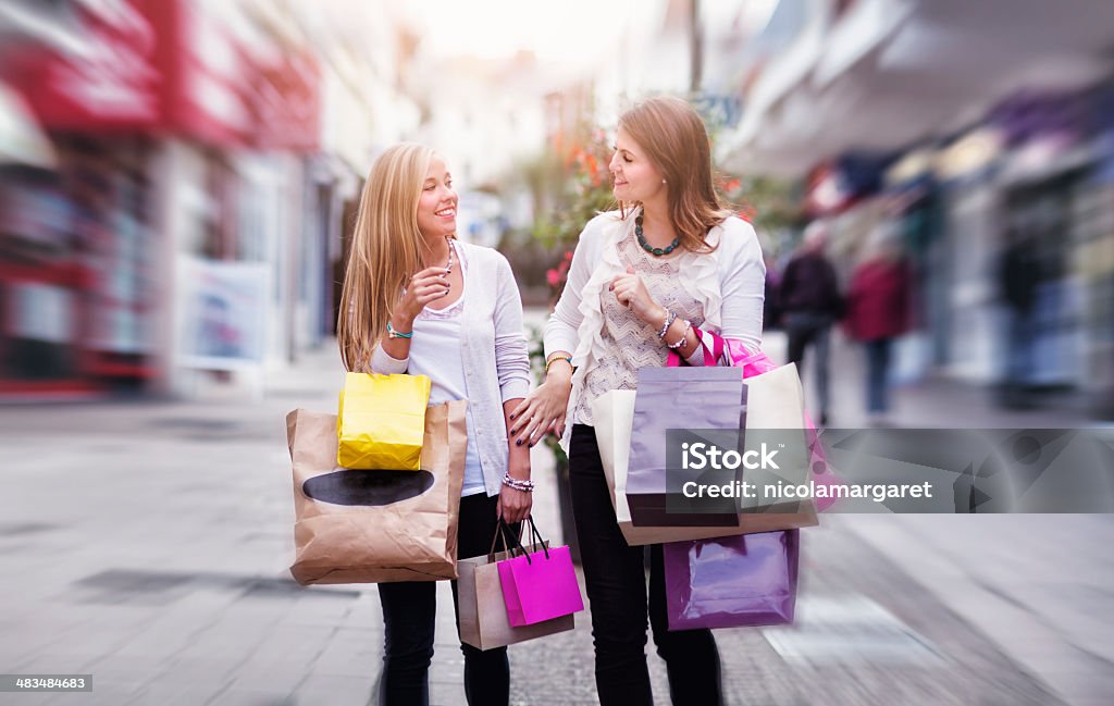 Shopping Frenzy - Lizenzfrei Arm in Arm Stock-Foto