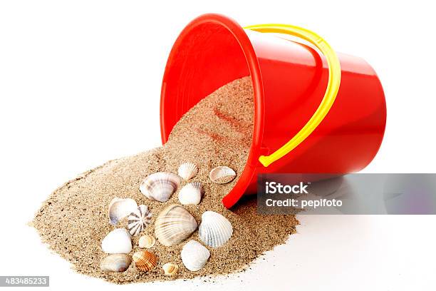 Sand Eimer Für Stockfoto und mehr Bilder von Meeresmuschel - Meeresmuschel, Sandig, Eimer