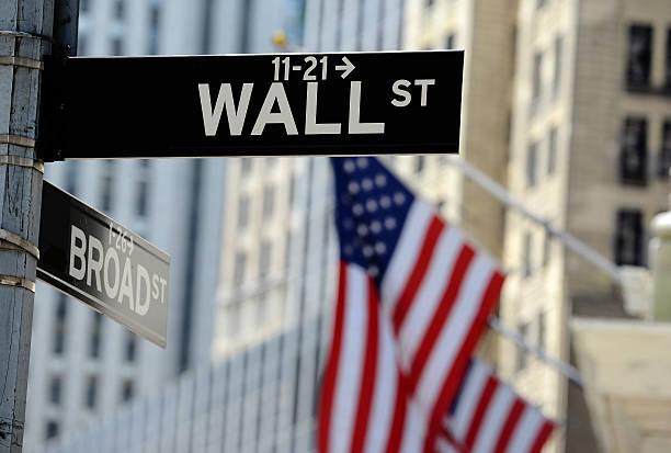segno di wall street, centro di manhattan, new york city - wall street finance stock market power foto e immagini stock