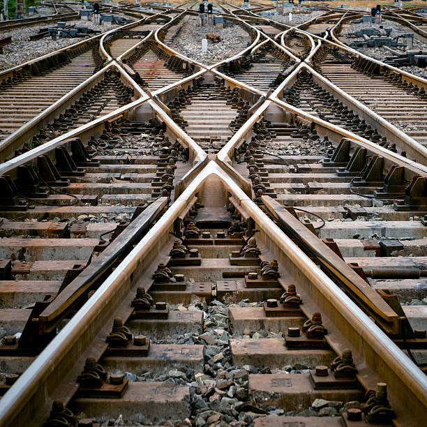 bahngleis-punkte - railroad track direction choice transportation stock-fotos und bilder