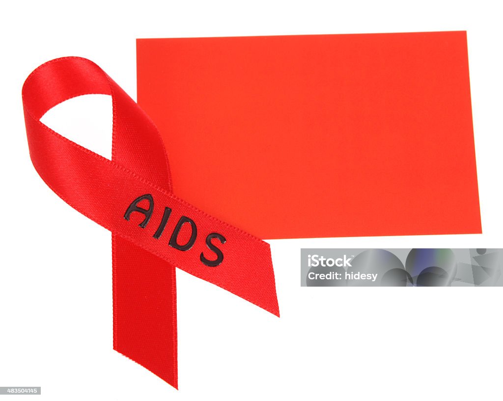 Cinta roja contra el sida con tarjeta en blanco - Foto de stock de Alerta libre de derechos