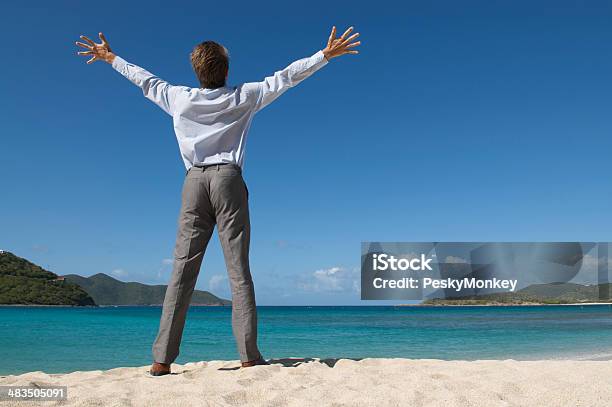 Foto de Empresário Em Pé Com Os Braços Abertos Praia Tropical e mais fotos de stock de Alívio