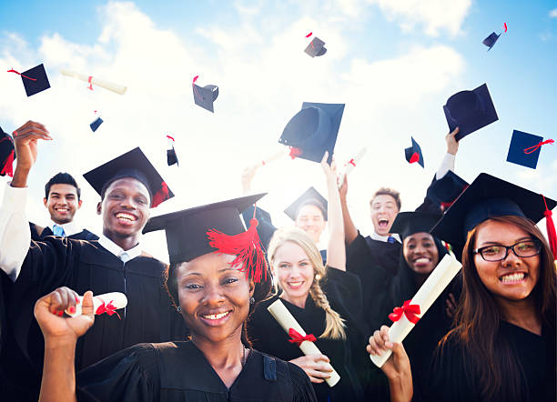 diverso de estudiantes celebrando graduación internacional - toga fotografías e imágenes de stock