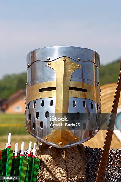 Foto de Cavaleiro Medieval Com Espada E Um Escudo Contra Parede De Pedras e  mais fotos de stock de Cavaleiro - Papel Humano - iStock