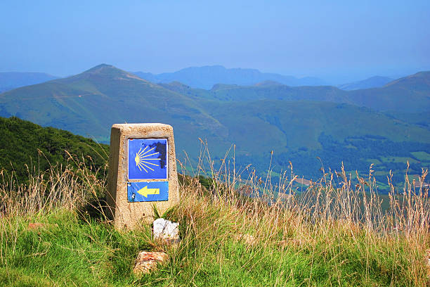 camino de santiago, espagne, en direction de symbole - pèlerinage photos et images de collection