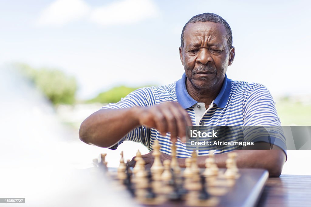 Afrikanische senior, die sich in einer Partie Schach - Lizenzfrei Schach Stock-Foto