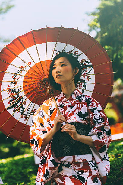 japanische frau mit öl papier-regenschirm - parasol umbrella asian ethnicity asian culture stock-fotos und bilder