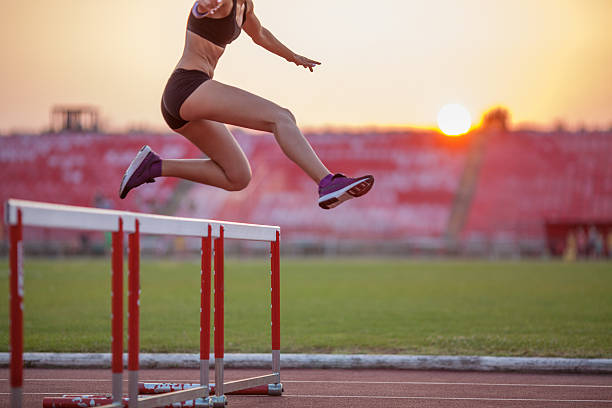 спортсмен женщина бег с барьерами - hurdle hurdling track event women стоковые фото и изображения