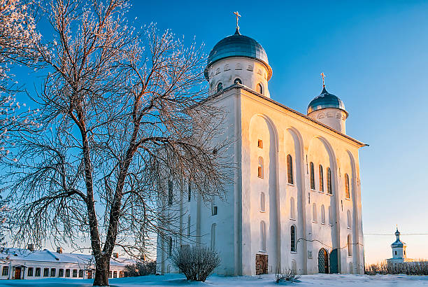 catedral no inverno ao pôr-do-sol. - novgorod - fotografias e filmes do acervo