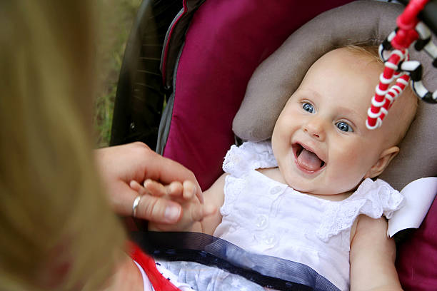 sonriente niña bebé recién nacido en automóvil de la licencia - 5 month old fotografías e imágenes de stock