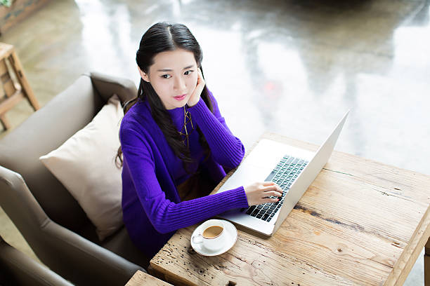 istock female staff in the Internet 483514926