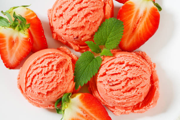 istock Strawberry sherbet 483515016