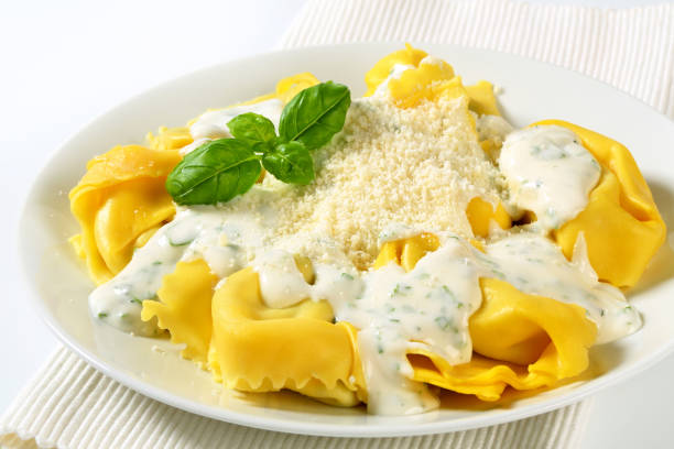 istock Ricotta and spinach tortelloni with cream sauce 483517444