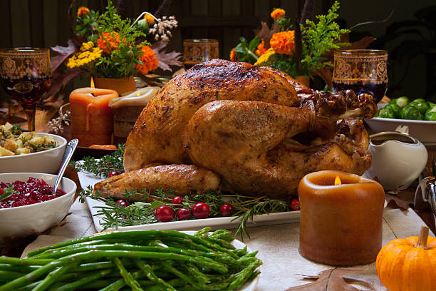 rustikale zum erntedankfest (vierter donnerstag abendessen - roast turkey turkey thanksgiving holiday stock-fotos und bilder