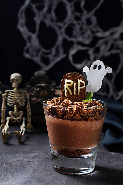 istock Halloween dessert with tombstone and ghost 483525998