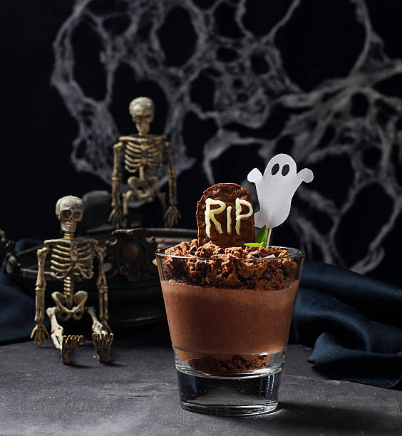 istock Halloween dessert with tombstone and ghost 483526004