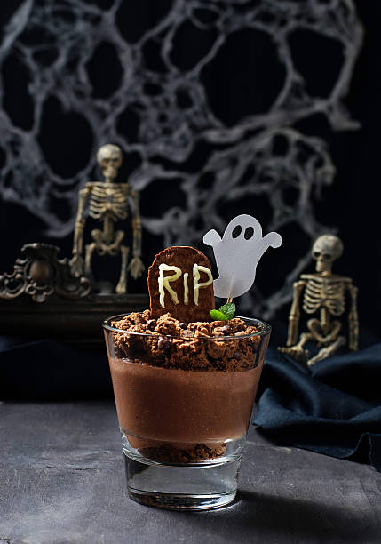 istock Halloween dessert with tombstone and ghost 483526008