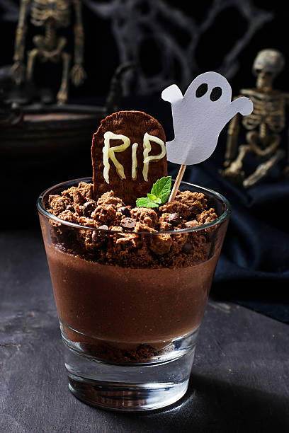 istock Halloween dessert with tombstone and ghost 483526010