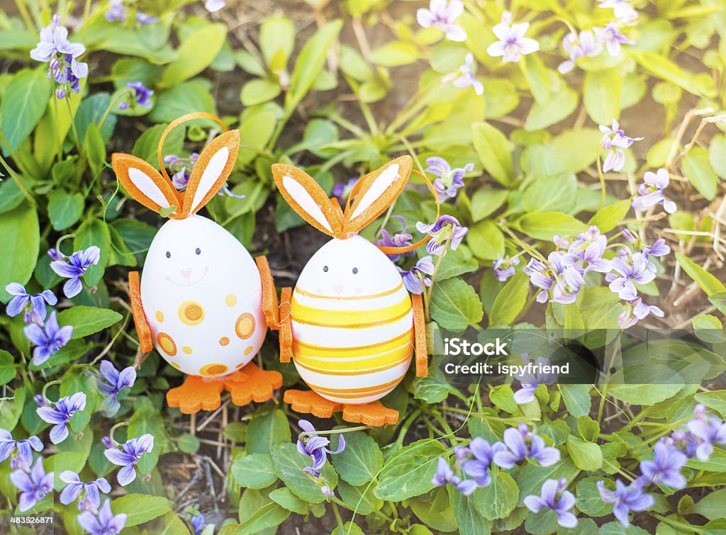 Coelhinhos de Páscoa e ovos - Foto de stock de Amarelo royalty-free