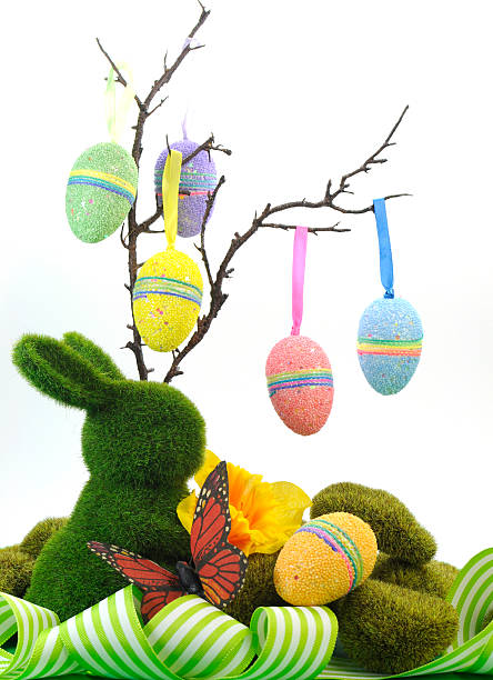 felices pascuas tree with hanging glitter egg decoración - daffodil easter egg hunt easter easter egg fotografías e imágenes de stock