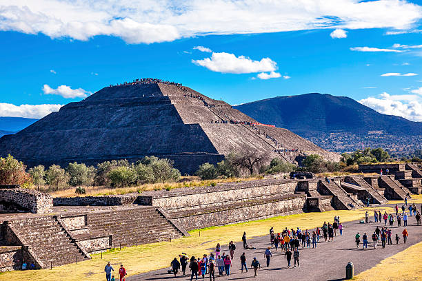 avenue des toten, tempel der sonne teotihuacan mexiko - teotihuacan stock-fotos und bilder