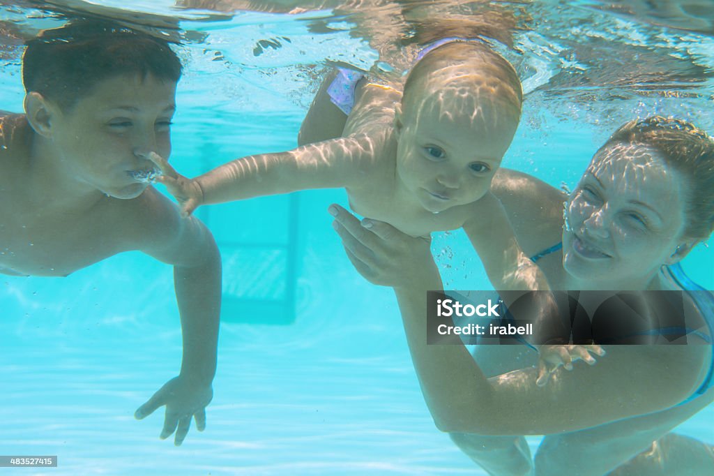 Família debaixo de água na Piscina de Natação - Royalty-free Abaixo Foto de stock