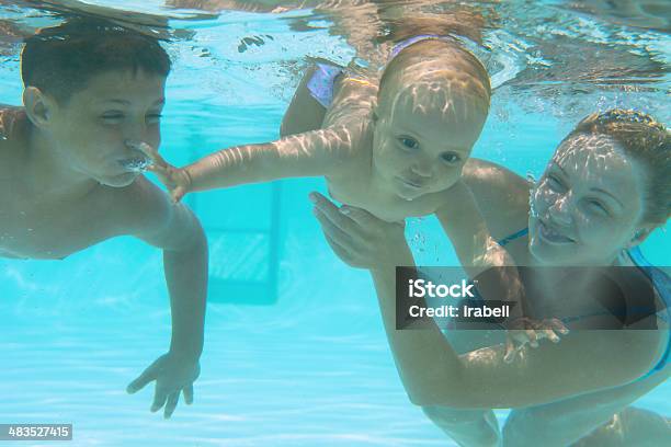 Família Debaixo De Água Na Piscina De Natação - Fotografias de stock e mais imagens de Abaixo - Abaixo, Adulto, Ao Ar Livre