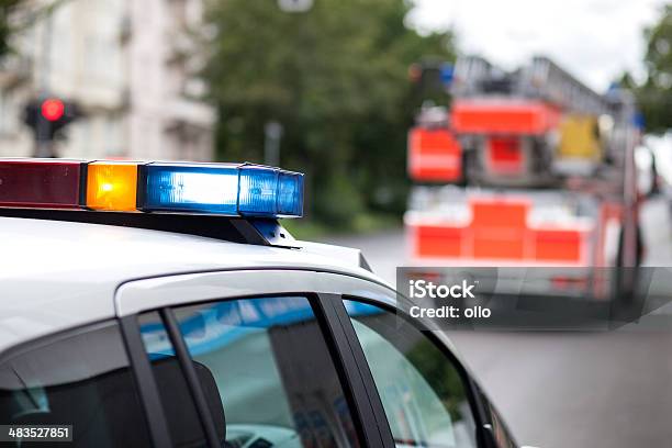 Coche De Policía Y Camión De Bomberos De Foto de stock y más banco de imágenes de Camión de bomberos - Camión de bomberos, Sirena de emergencia, Equipo de iluminación