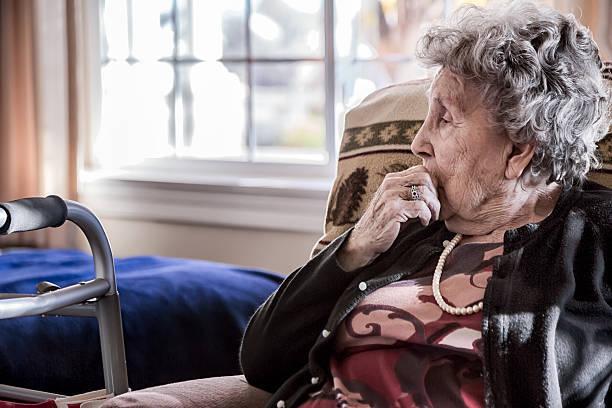 mujer de edad avanzada en una residencia de ancianos - one old woman only fotografías e imágenes de stock