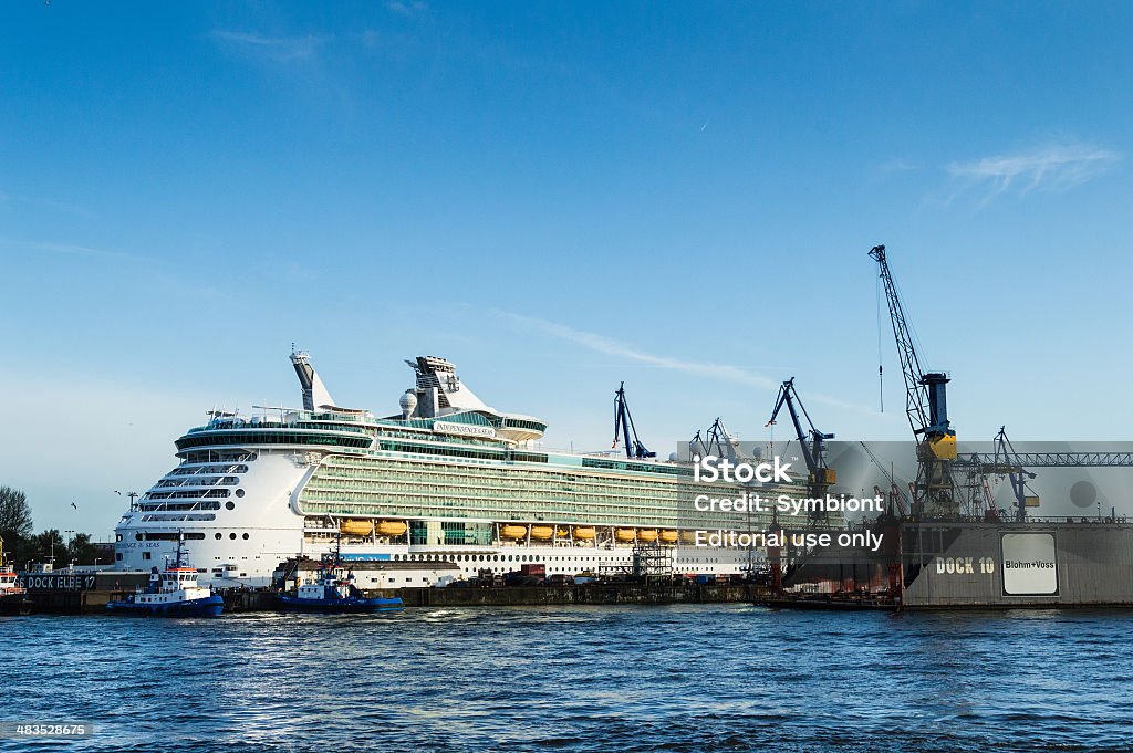 Круизный корабль в гавани гамбурга - Стоковые фото Круизное судно роялти-фри