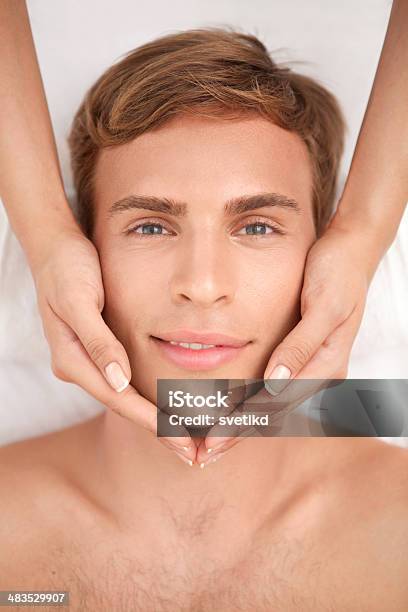 Hombre Belleza Y El Tiempo De Descanso Foto de stock y más banco de imágenes de Dar masajes - Dar masajes, Pelo rubio, 20 a 29 años