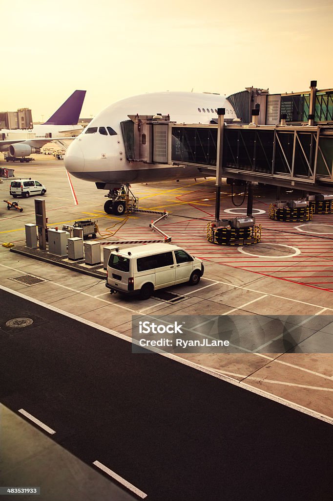 Avião preparar para carregar em asfalto - Royalty-free Aeroporto Foto de stock