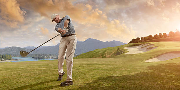 golfspieler schaukeln bei sonnenuntergang - golfschwung stock-fotos und bilder