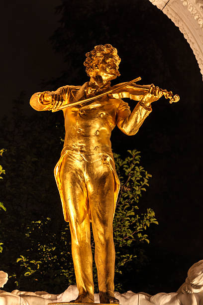 estátua de johann strauss no stadtpark em viena - vienna austria statue johann strauss statue - fotografias e filmes do acervo