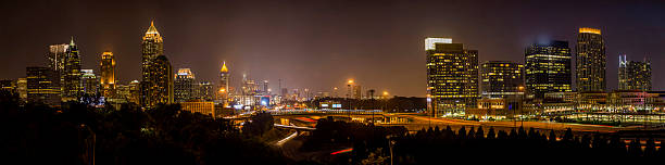 horizonte de atlanta centro da cidade de noite - factory night skyline sky - fotografias e filmes do acervo