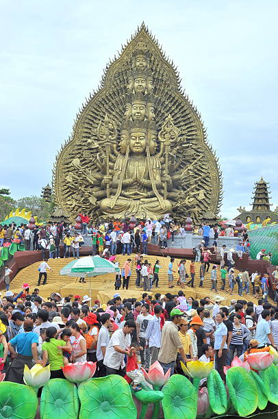 multidão de chamadas igrejas budistas são oferecer incenso de buda - human hand lotus thousand buddhism imagens e fotografias de stock