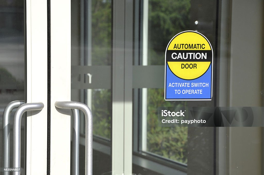 Les portes automatiques avec panneau d'avertissement - Photo de Porte coulissante libre de droits