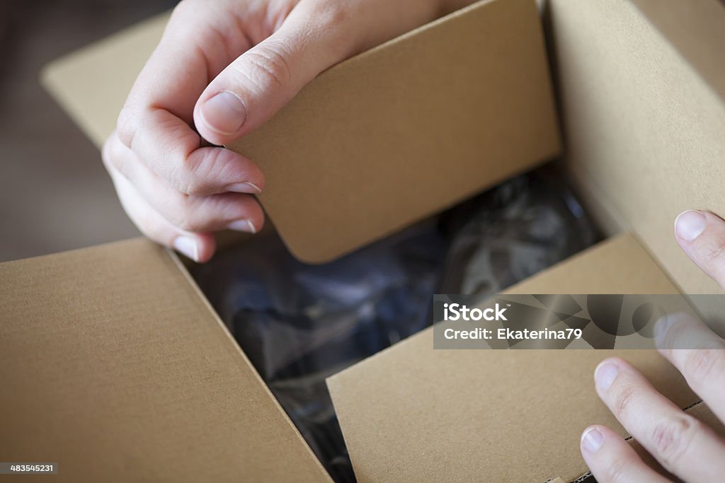 Hände Eröffnung box - Lizenzfrei Schachtel Stock-Foto