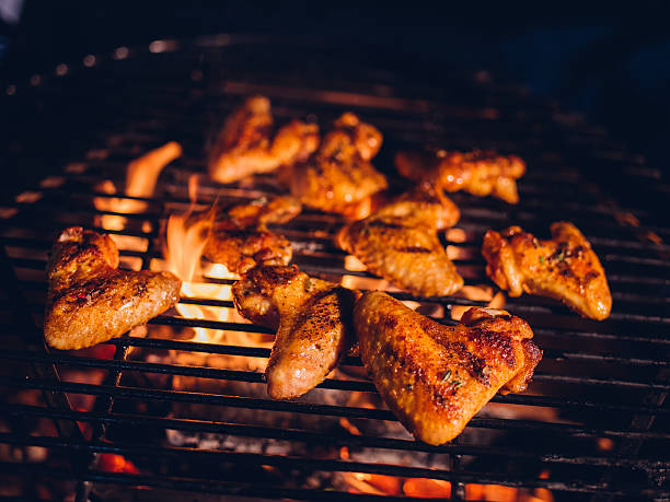 ている鶏手羽肉を炭火グリルでバーベキューの輝き - grilled chicken grilled barbecue grill barbecue ストックフォトと画像