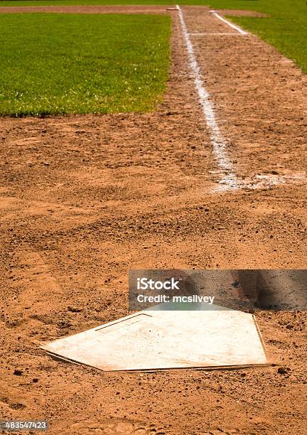 Home Plate Auf Einem Baseballfeld Stockfoto und mehr Bilder von Baseball - Baseball, Baseball-Mal, Baseballfeld